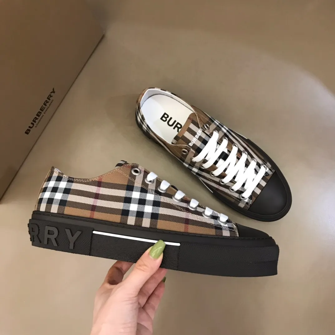 p400 "Burberr*" men's classic low-top sneakers, reinterpreted in Vintage check cotton material and decorated with a new brand logo. First-layer sheepskin lining, embossed Burberry logo on the heel, and original TPU outsole! Size: 38-44 No. 068